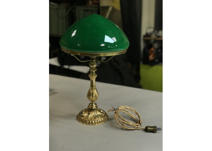 Настольная лампа с зеленым плафоном