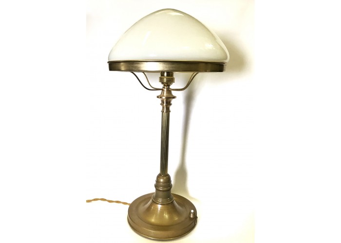 Настольная лампа с белым плафоном